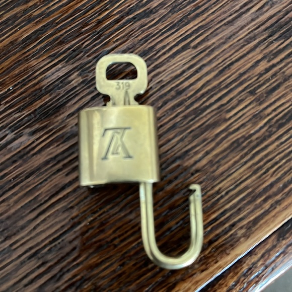 Louis Vuitton lock - Picture 3 of 3